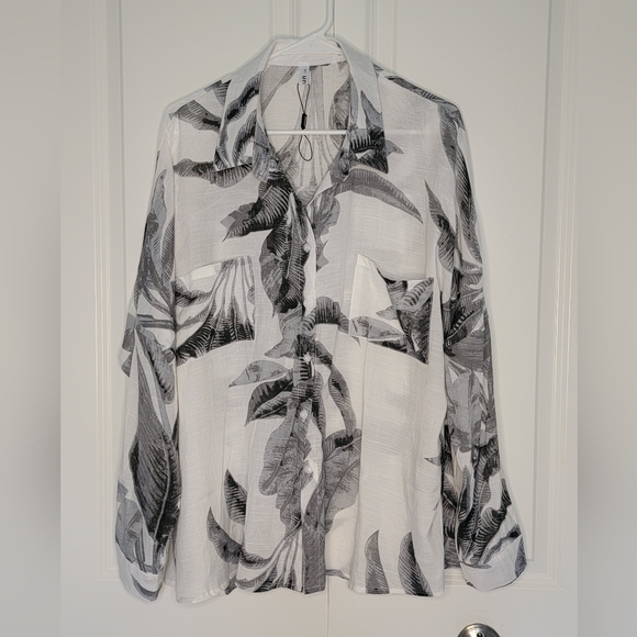 NWOT Diosum Women's Plus Size Gray/ White Hawaiian Print Button Down Blouse - 2X - Picture 8 of 8